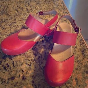 Size 39 (euro sizes,approx 9 in US sizes) Dansko